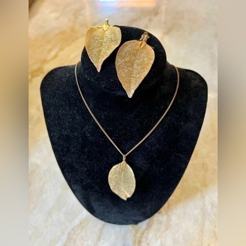🍂 Great golden leaf necklace and earrings set.